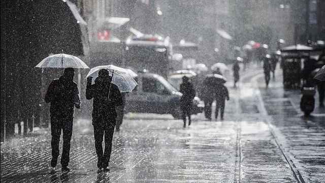 Sağanak yağış İstanbul'u fena vurdu ! Yağışlar ne kadar sürecek ?