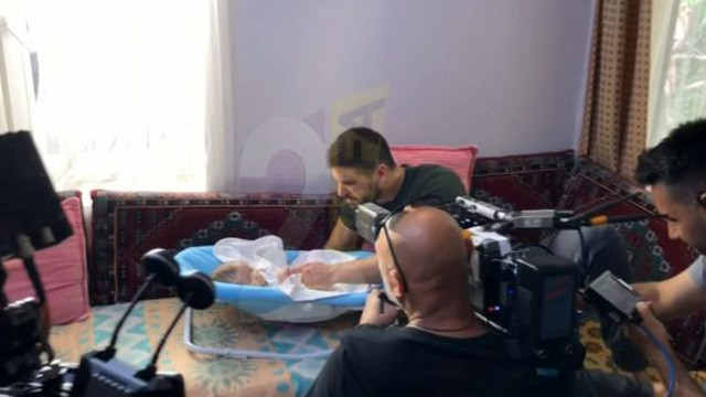 Tolgahan Sayışman, 3,5 aylık bebeğiyle dizide oynadı