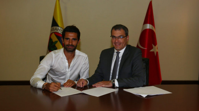 Alper Potuk Fenerbahçe ile yeni sözleşme imzaladı