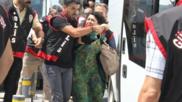 İzmir'de gözaltına alınan avukatlar serbest