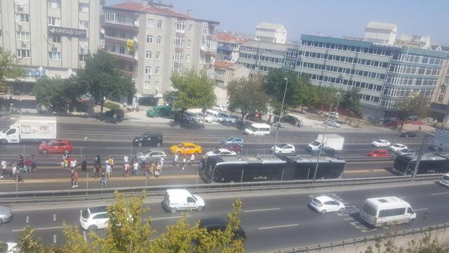 Metrobüste yangın paniği ! Yolcular tahliye edildi