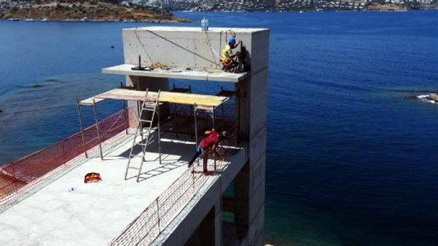 Bodrum'da inşaatı durdurulan projenin yıkımı sürüyor