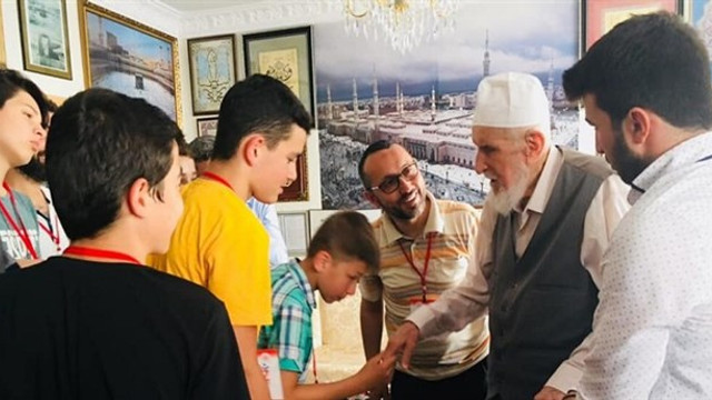Öğrencileri hafıza götürüp el öptürdüler