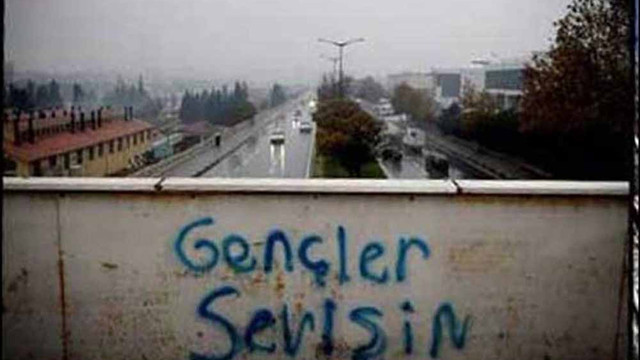 ''Gençler sevişin'' paylaşımı yüzünden işinden oldu