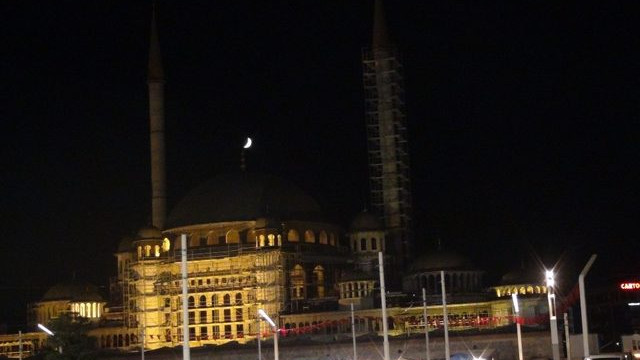 Taksim'de ilginç görüntü ! Herkes aydınlatma sandı ama