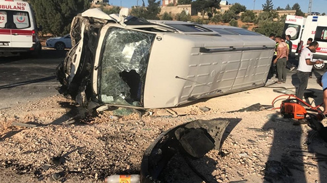 Otomobil ile minibüs çarpıştı: 3 ölü, 12 yaralı