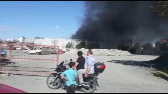 Sefaköy'de depo yangını