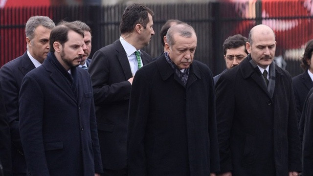 Yeni Şafak yazarı ''nihayet'' deyip duyurdu: O Bakanlar gidiyor !