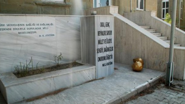 Yerde bulunan Atatürk büstüne soruşturma