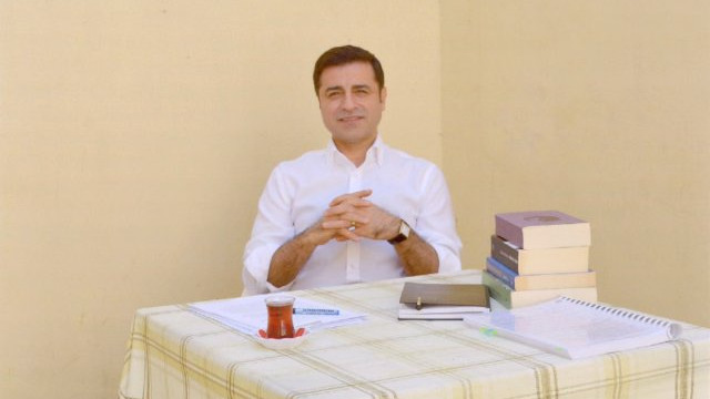 Selahattin Demirtaş'tan HDP önünde eylem yapan annelere destek