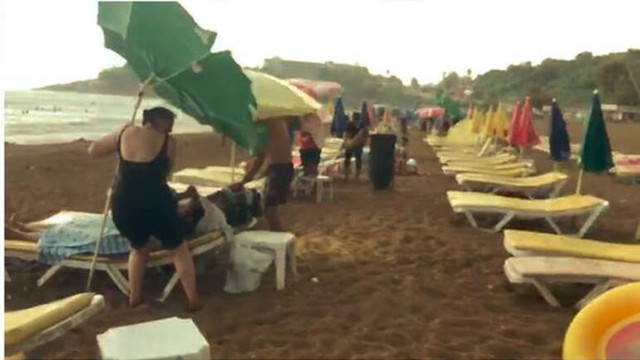 Alanya'da korku dolu anlar! Plajda doluya yakalandılar