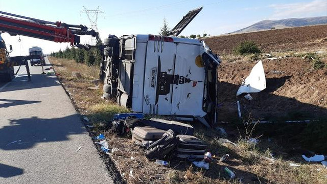 Afyonkarahisar'da yolcu otobüsü devrildi: Ölü ve yaralılar var