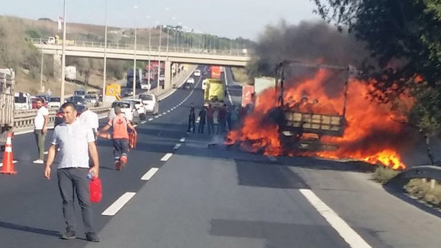 TEM'de araç yangını: Trafik kilit oldu !
