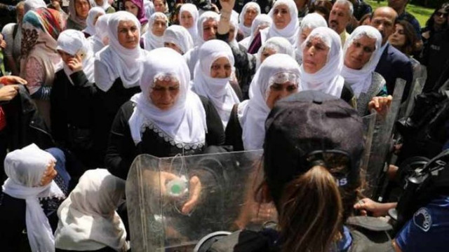 Beyaz tülbentli annelerden AK Parti önünde oturma eylemi