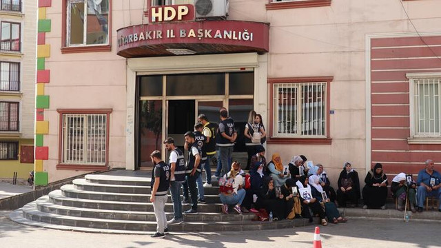 HDP önünde oturanları tehdit etmişti... Yakalandı !
