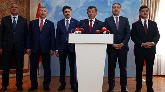 Davutoğlu Meclis'te grup kuracak mı ?