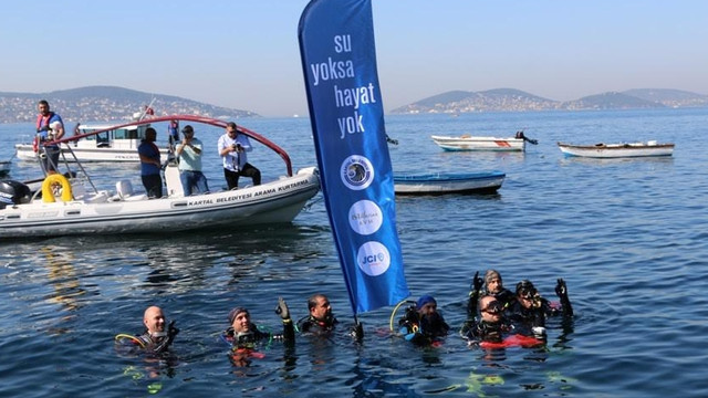 Kartallı çevreci dalgıçlar, deniz dibini temizledi
