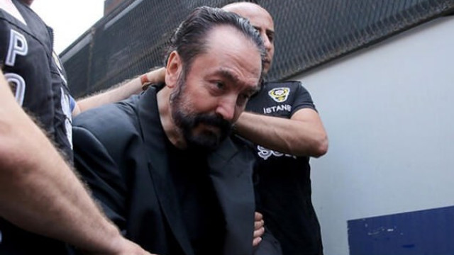 Adnan Oktar mahkemede ''kediciklere'' bakın ne yaptı