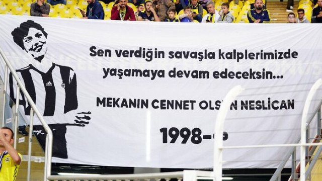Fenerbahçe Neslican Tay pankartıyla sahaya çıktı