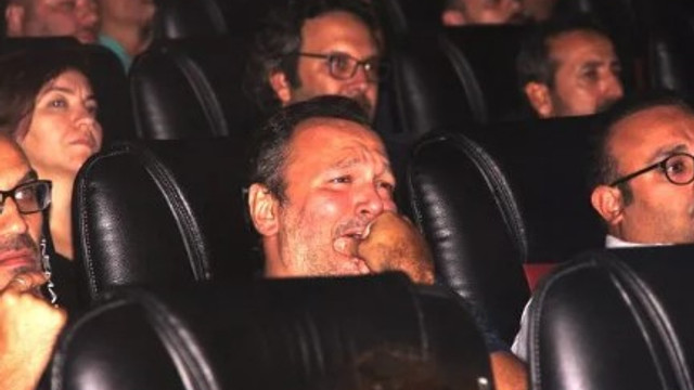Ünlü oyuncu gözyaşlarını tutamadı...