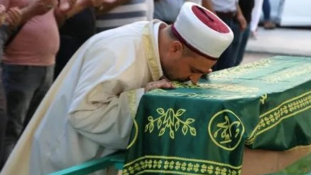 Müftü ''mahcubuz'' dedi tabutunu öptü