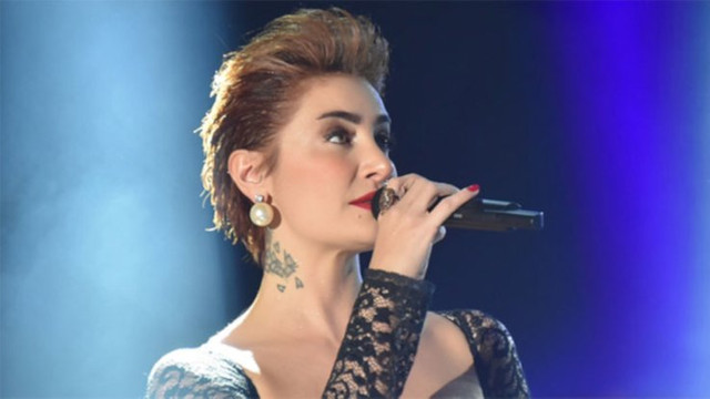 Konserde kadeh kaldıran Sıla'ya tepki yağdı