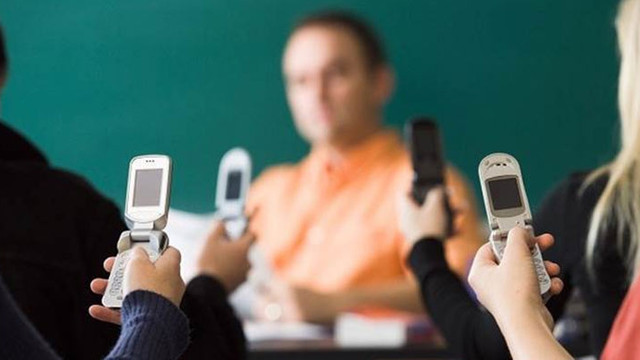 Okullarda cep telefonuna ''kontrol'' geldi