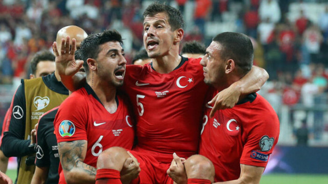 Emre Belözoğlu omuzlarda