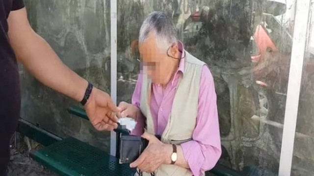 Okul önünde iğrenç olay! Erkek çocuklarını taciz etti !