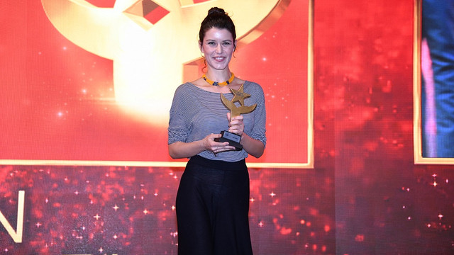 Beren Saat ödülünü ''yemek'' mücadelesi veren öğrencilere adadı