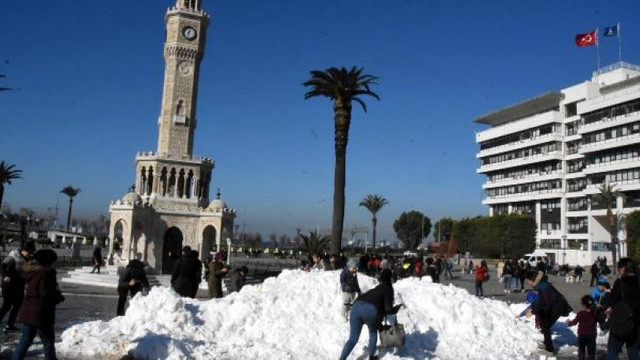İzmir Konak Meydanı'nda kar sürprizi