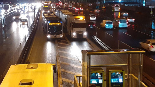 Metrobüs hattında arıza! Seferler durdu