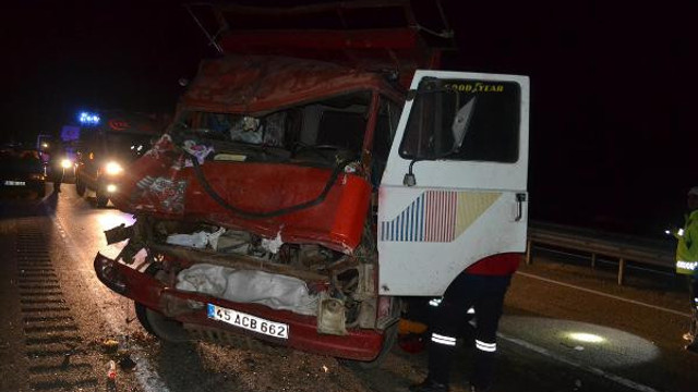 Kamyonet TIR'a çarptı: 1 ölü, 2 ağır yaralı