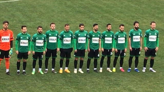 Kriz her yerde: Sponsor bulamayınca, kiralık formayla maça çıktılar!