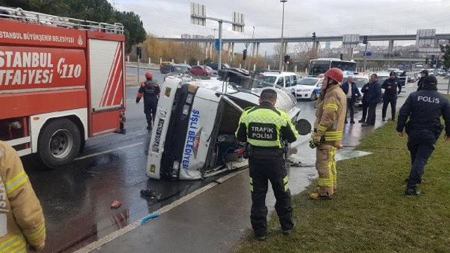 Kağıthane'de su tankeri devrildi