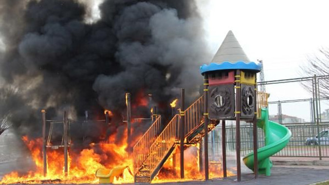 Vandallar çocuk parkını benzin döküp yaktı!