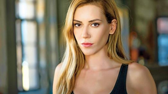 Sinem Kobal'ın bacak dekoltesi nikaha damga vurdu