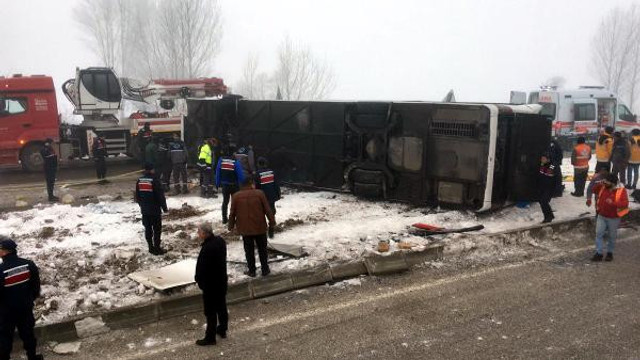 Yolcu otobüsü devrildi! Çok sayıda yaralı var