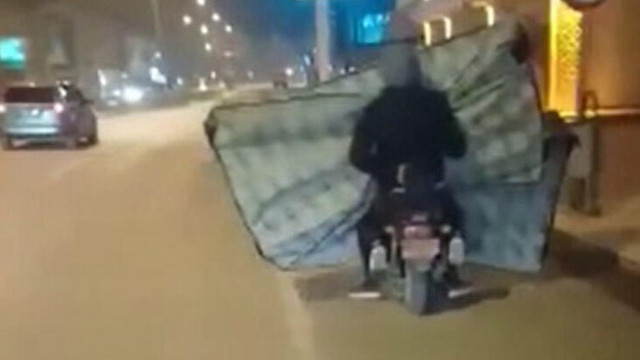 Motosikletle 2 yatak taşıdılar