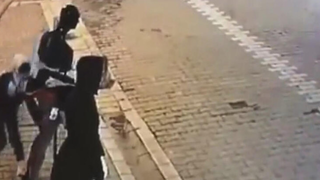 Cansız mankenin üzerinden montu çaldı