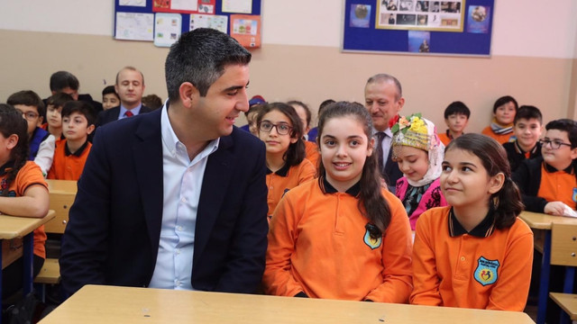 Kartal'da karneleri Başkan Gökhan Yüksel dağıttı