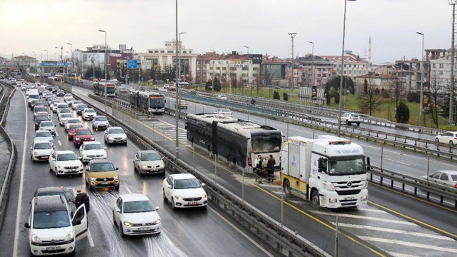 Seyir halindeki metrobüsün motor kısmında yangın !