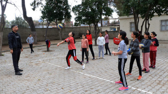 Tarlada çalışan öğrencilerden voleybol turnuvasında büyük başarı