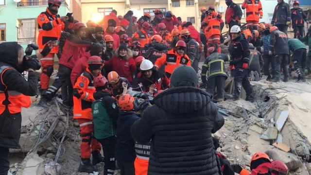 Elazığ'da depremden 17 saat sonra bir mucize daha