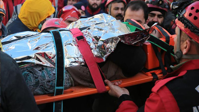 19. saatte mucize: Enkaz altından sağ kurtarıldı