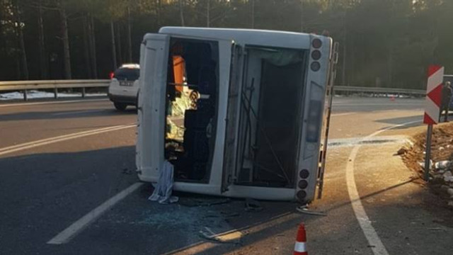 Yolcu midibüsü ile kamyonet çarpıştı: 26 yaralı