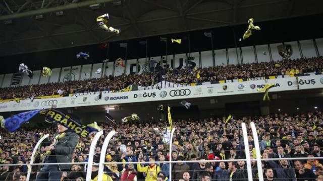 Fenerbahçe taraftarından depremzedelere atkılı destek