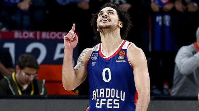 Shane Larkin'den depremzedelere destek