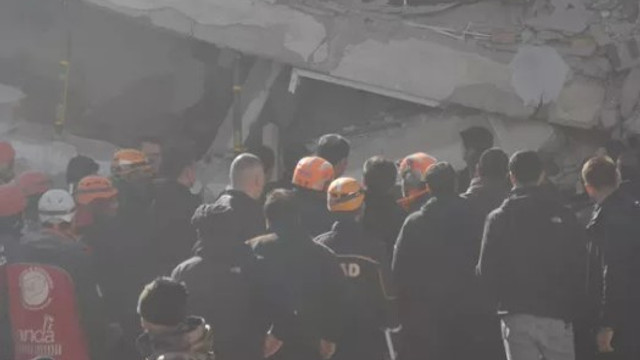 Çökme tehlikesi olan bina sallanınca Bakan Kurum uzaklaştı