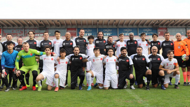 Suriyeli gençler, eski futbolculara gösteri maçı yaptı